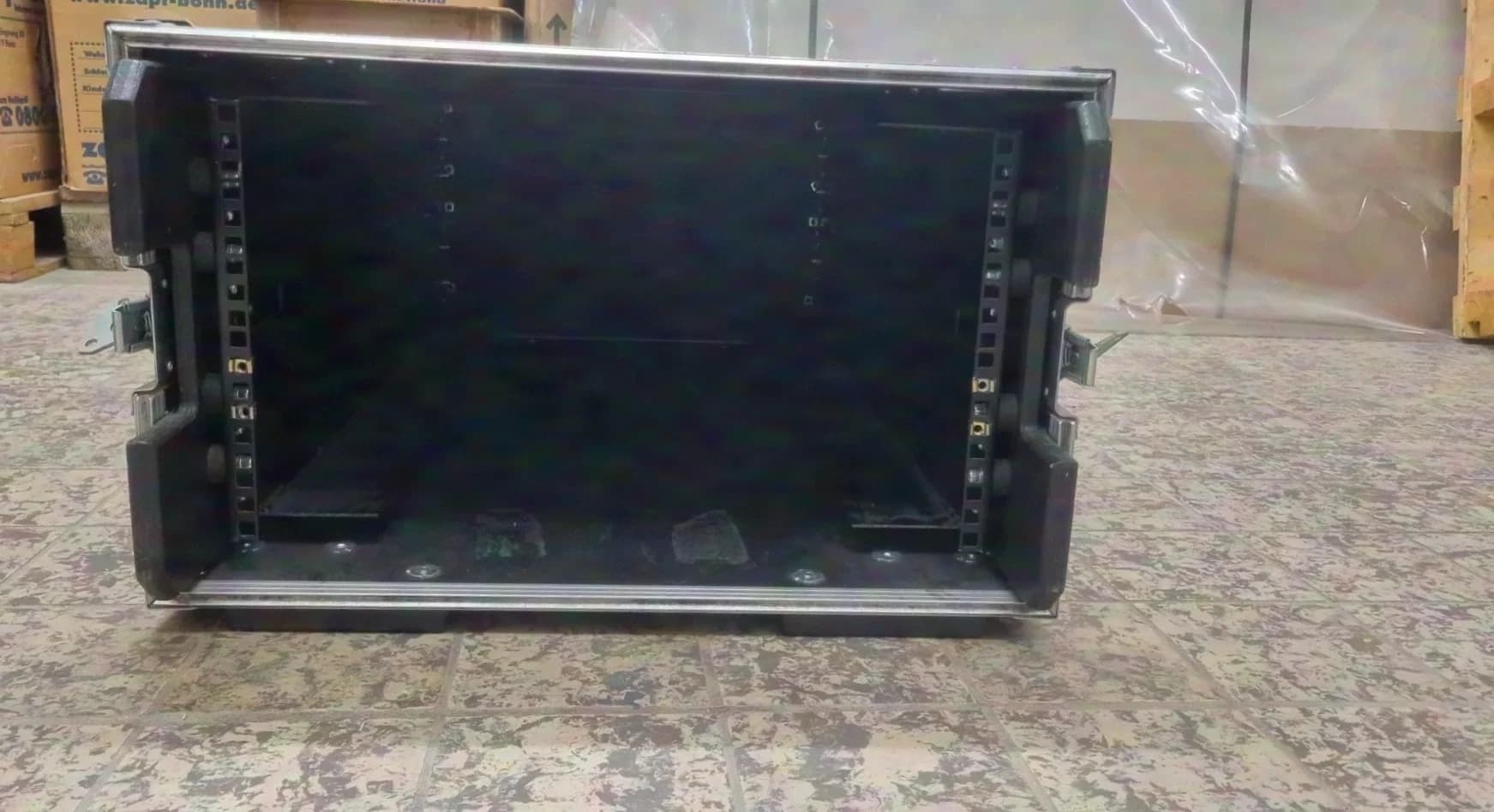 unknown 19" 6U Rack