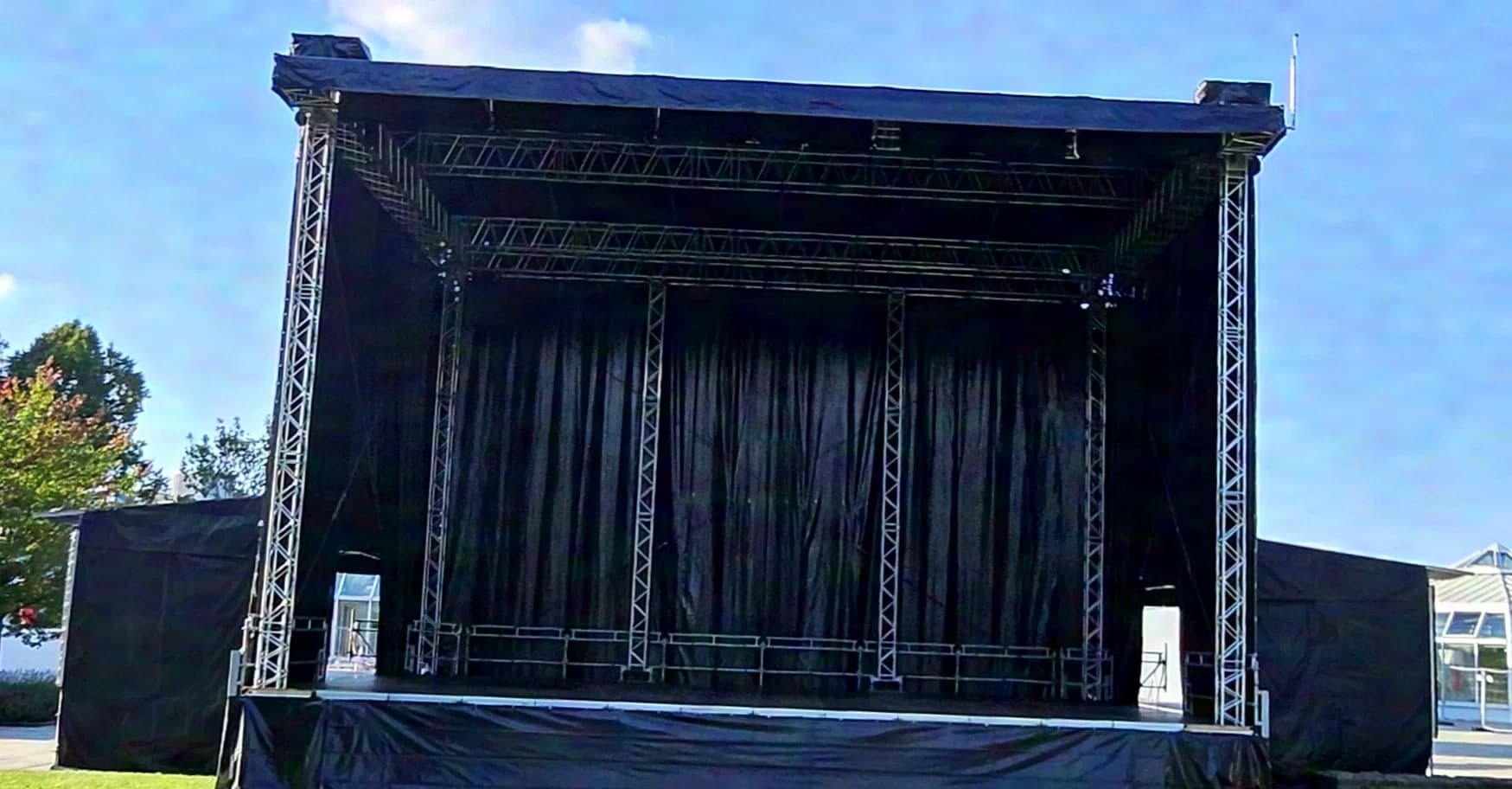 14x11 (Focon) SL Stage avec Layher UK et estrades Nivtec