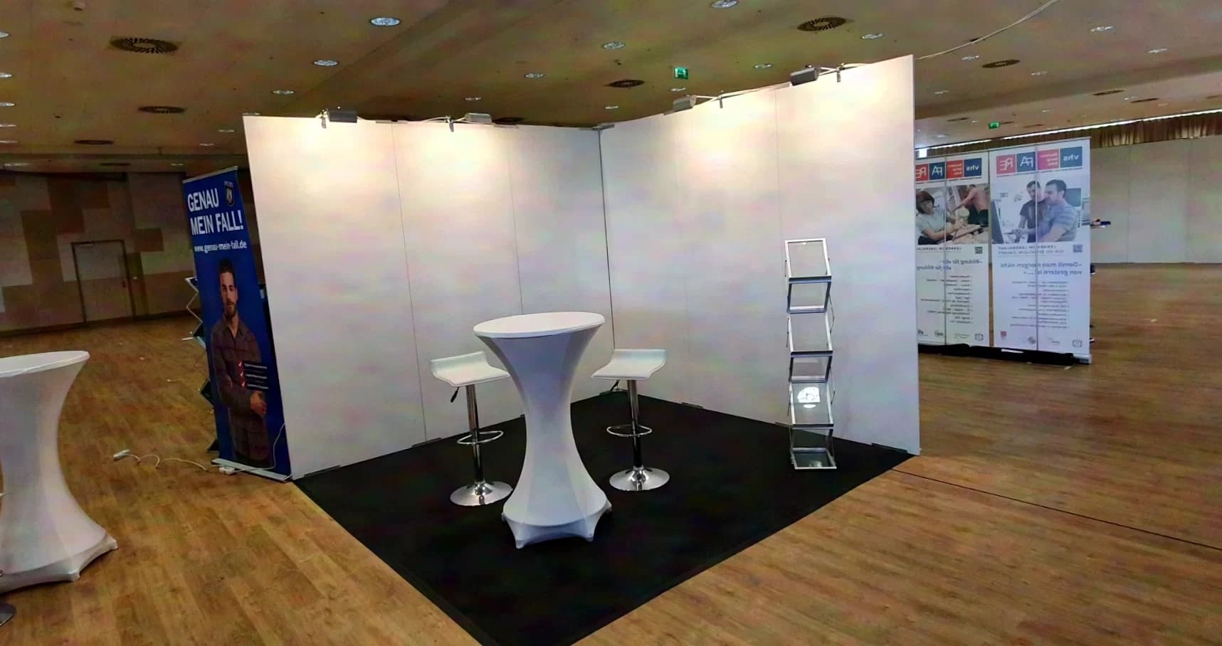 150 mètres linéaires. Système de cloisons d’exposition blanc