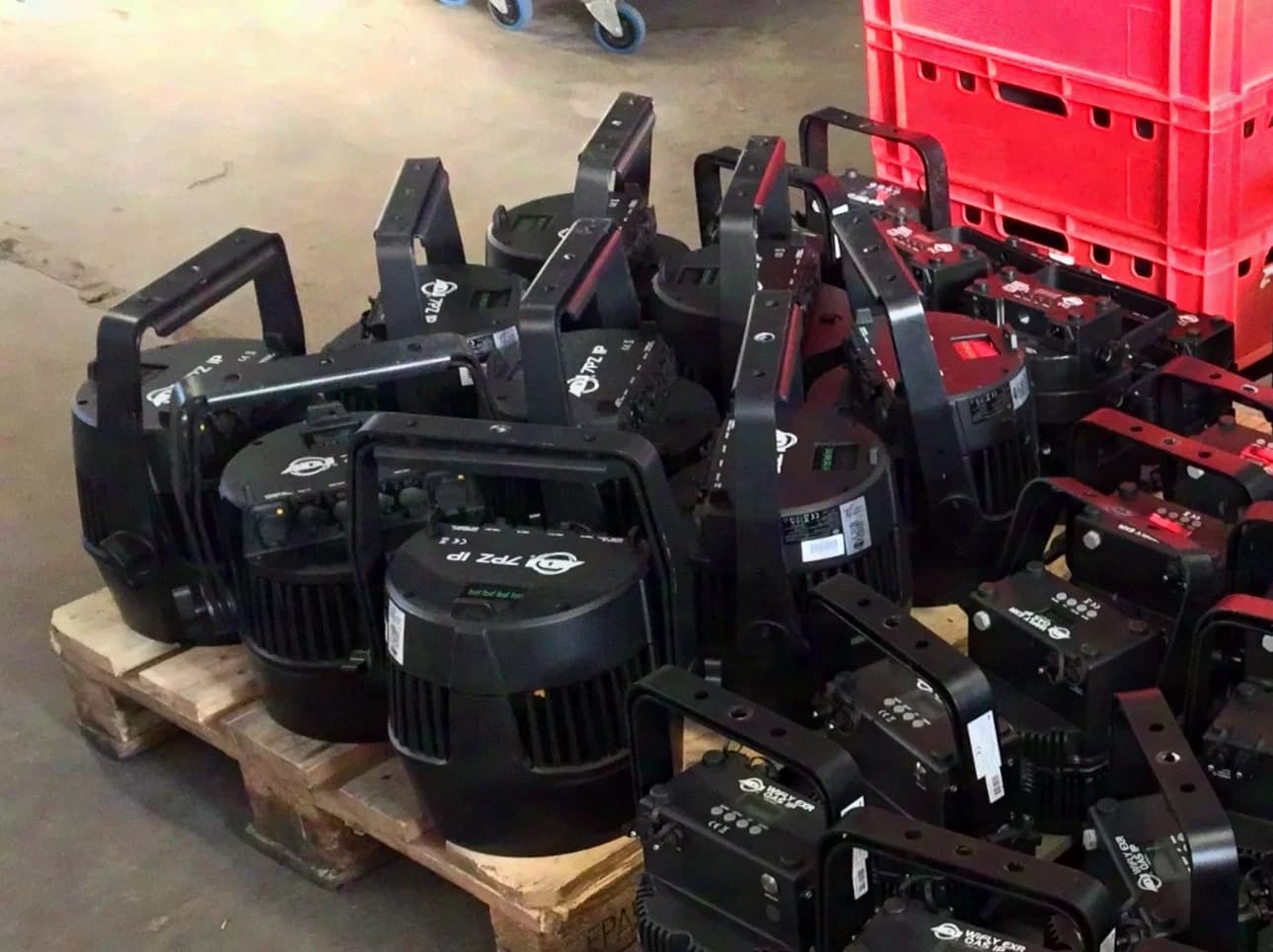 20x ADJ 7PZ IP - IP65, RGBW, 7x15W, en caisses de 4, utilisables comme projecteurs de bain de lumière comme SGM P-2 P-5, ROXX NEO lite A.Show, Astera