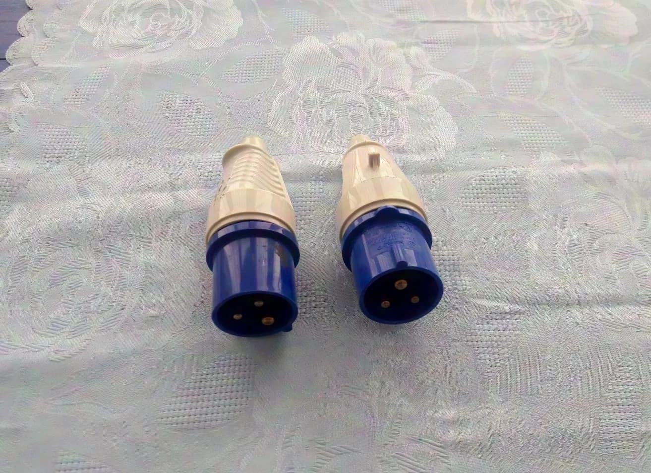 2 pièces CEE 3 pôles bleues fiches