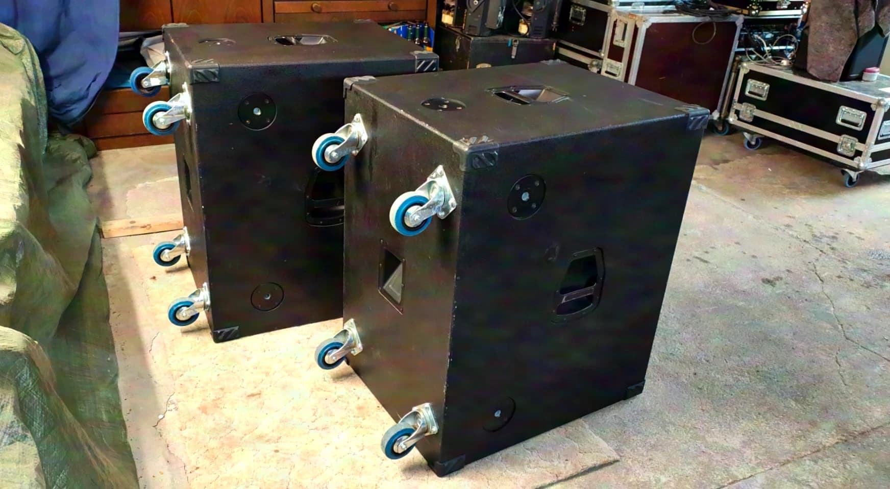 2x répliques de subwoofer EV MTL-2, chacune avec 2x 18" B&C à 500 W RMS