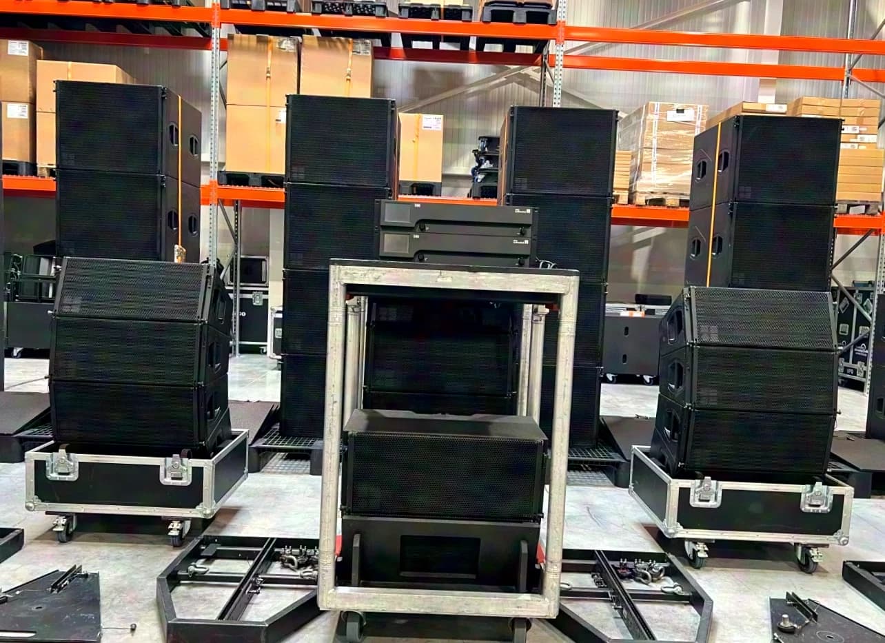 36x d&b audiotechnik : 16x Y8/Y12 16x Y-SUB 4x D80 rigging