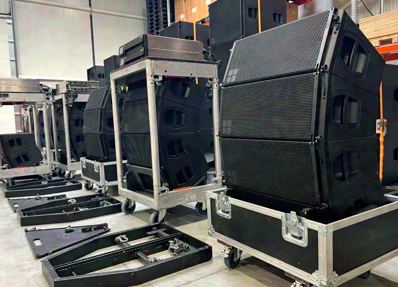 36x d&b audiotechnik : 16x Y8/Y12 16x Y-SUB 4x D80 rigging