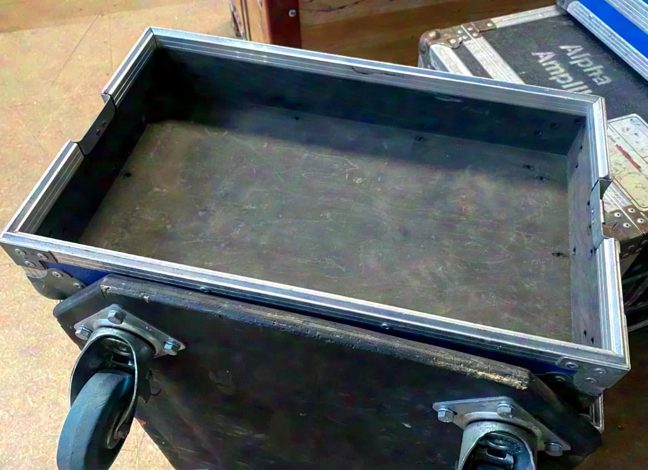 Rack 6 HE avec roulettes bleues