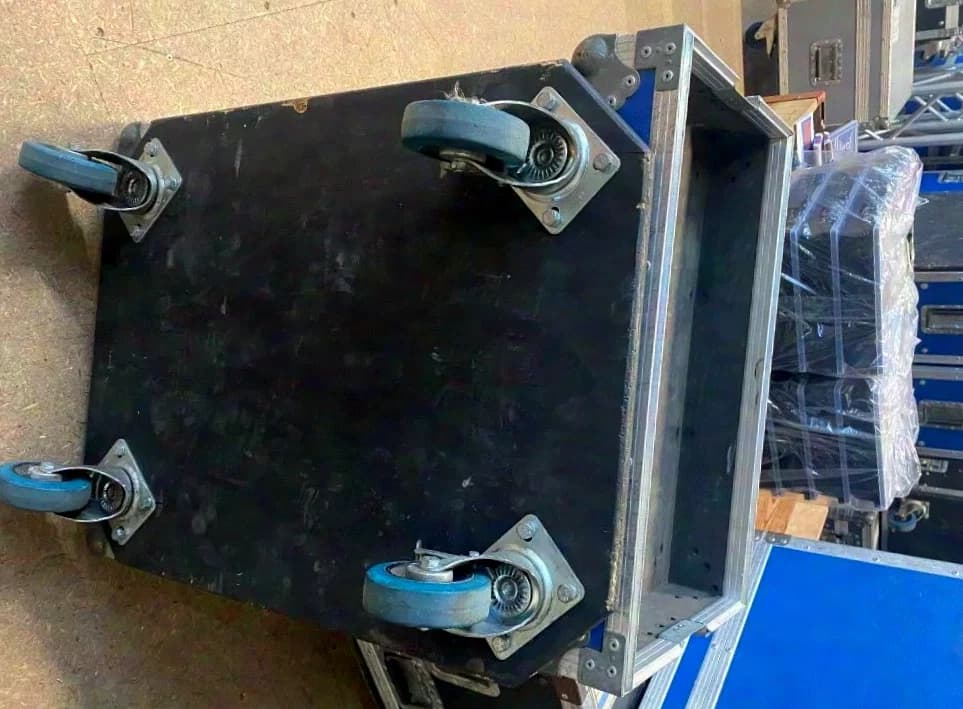 Rack 6 HE avec roulettes bleues