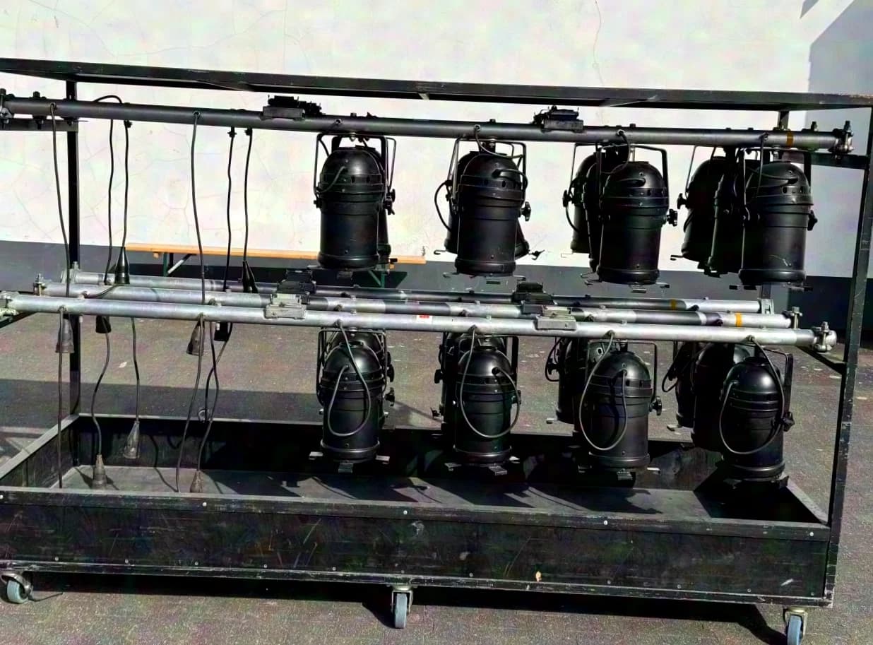 Barres de 6 projecteurs 2,4m Par 64, Par56, chariot porte-barres (2,4m x 0,89m x 1,59m LxLxH) pour 6x barres de 2,4m.