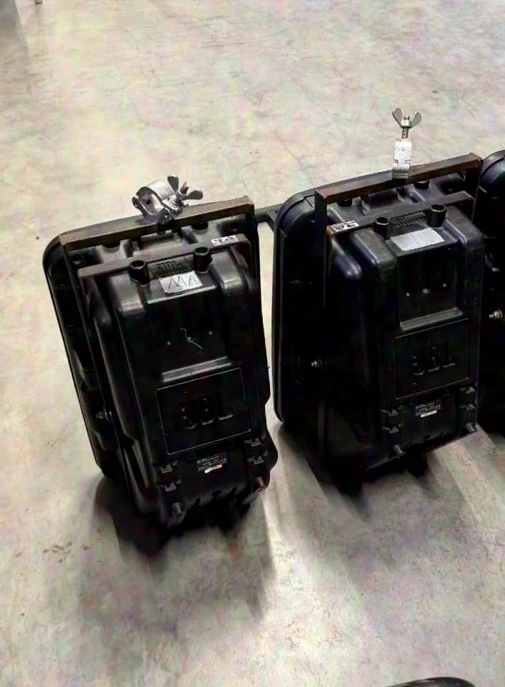 8X JBL Eon 1500 enceintes avec accessoires