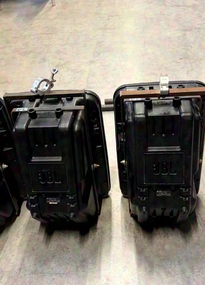 8X JBL Eon 1500 enceintes avec accessoires