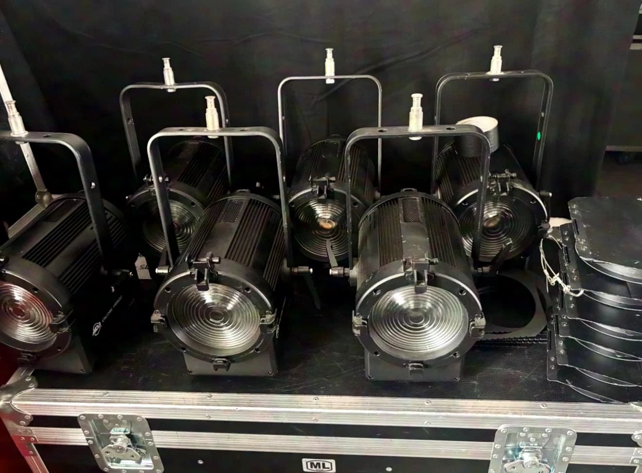 ADJ FR150z set de 6 dans un flight-case Fresnel LED