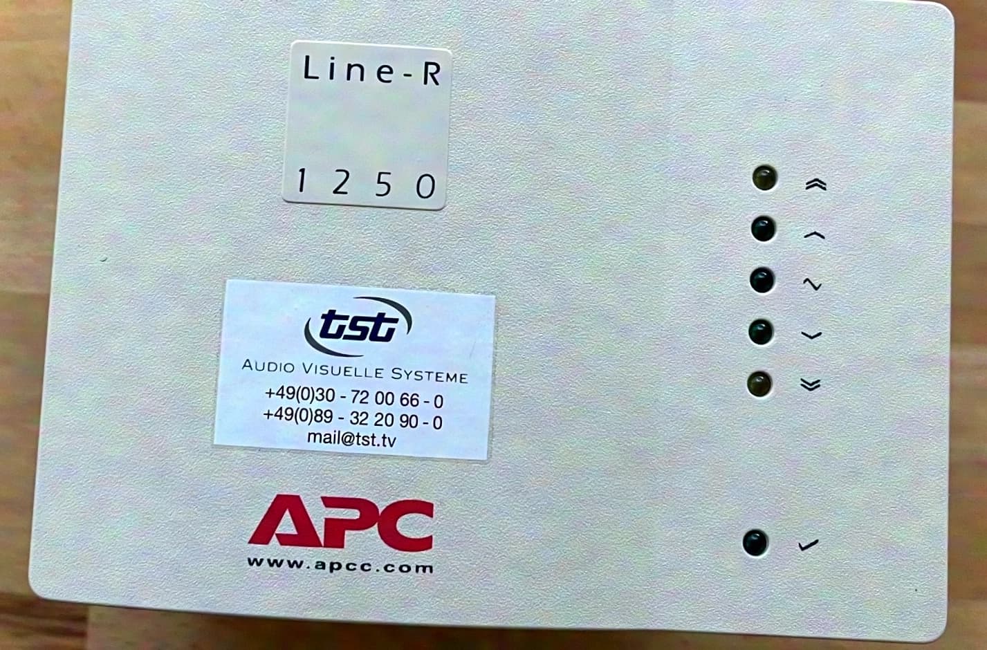 Régulateur de tension APC Line-R 1250