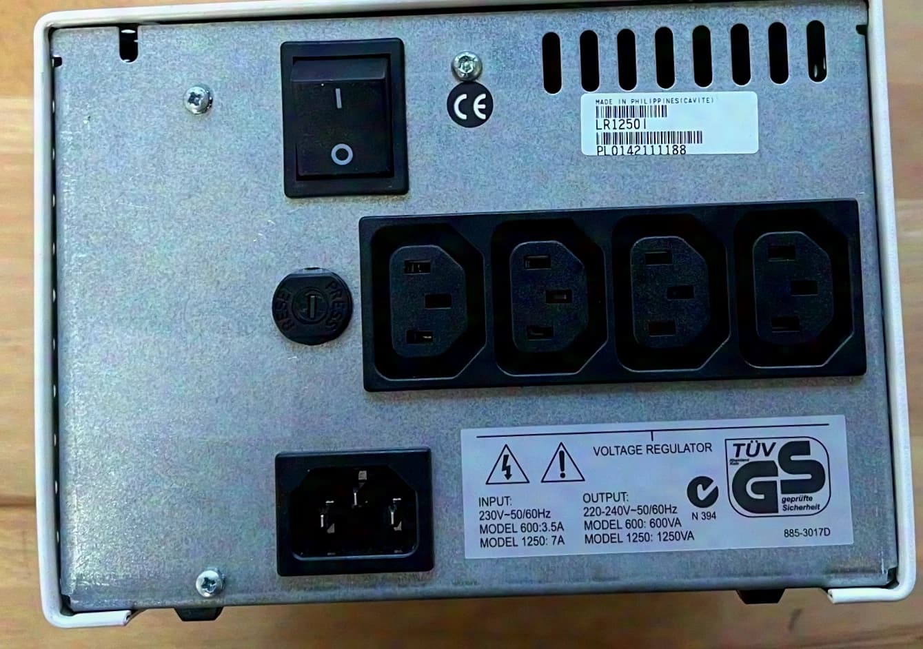 Régulateur de tension APC Line-R 1250
