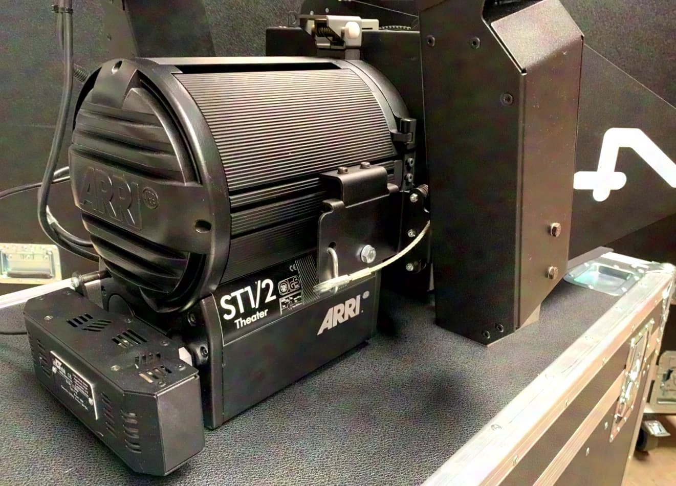ARRI / Licht-Technik Hagenbach & Grill True Blue ST1/2 Theater projecteur Fresnel motorisé avec lyre motorisée
