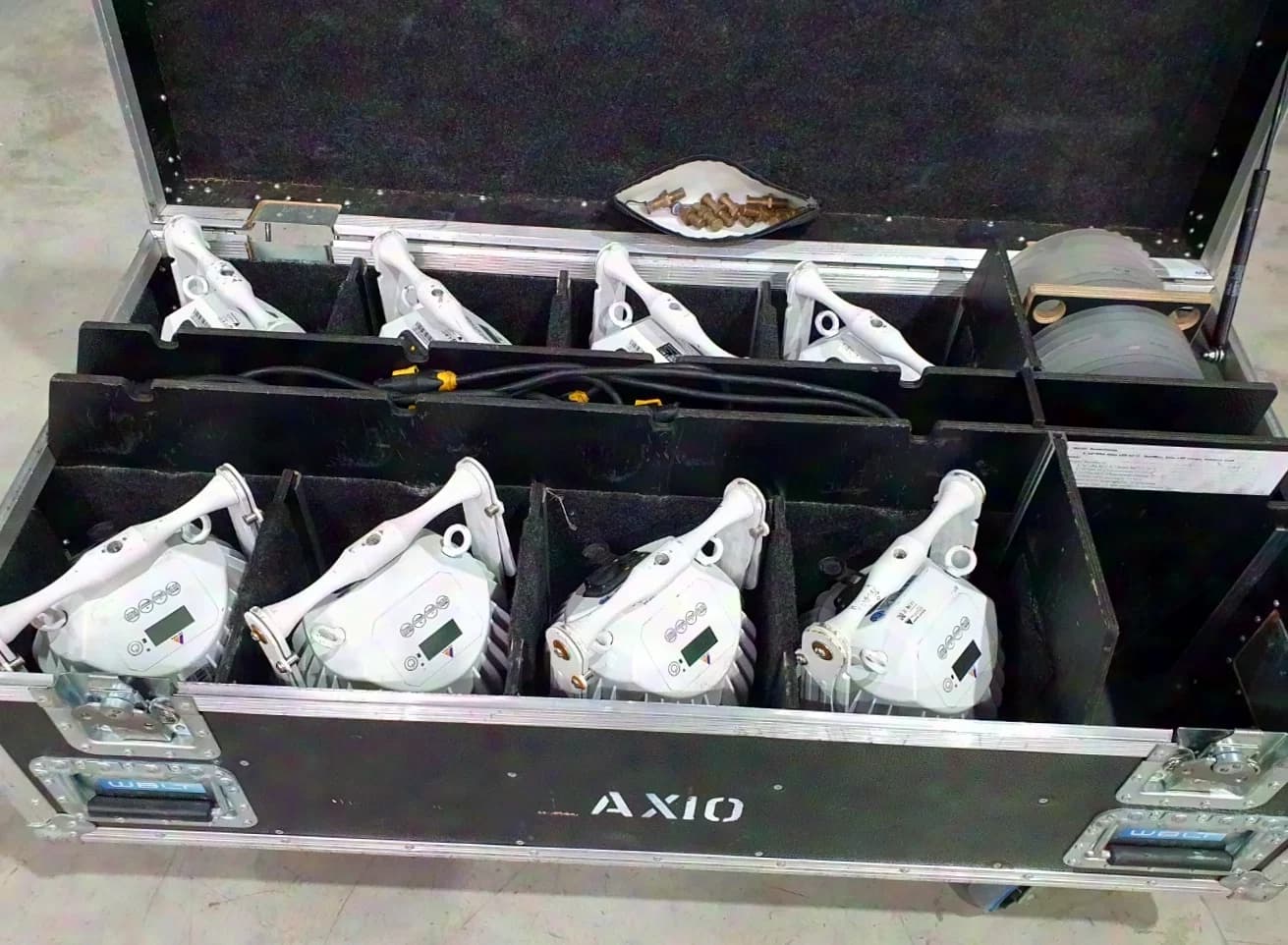 Projecteurs LED sur batterie ASTERA AX10 en set de 8, avec flight-case de recharge Amptown sur roulettes "toujours indiquer le numéro suivant : 235*"