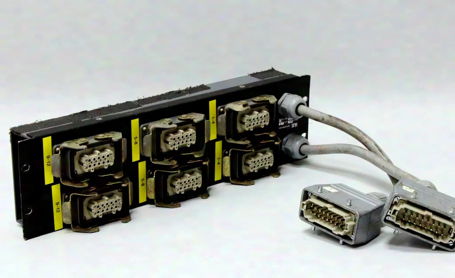 Adaptateur Harting 4 canaux mâle vers Schuko femelle + répartiteur Harting avec 2x 6 canaux