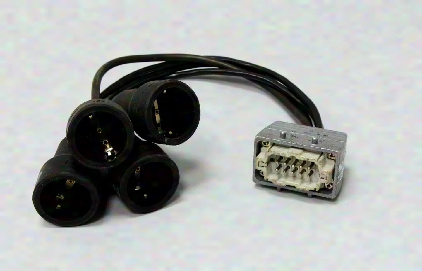 Adaptateur Harting 4 canaux mâle vers Schuko femelle + répartiteur Harting avec 2x 6 canaux