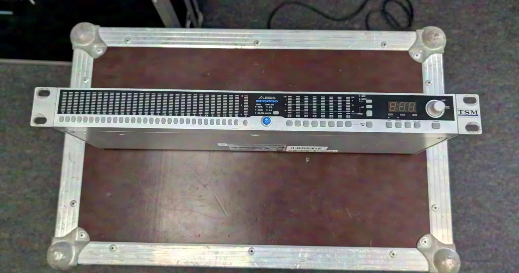 Alesis DEQ 830 – Égaliseur graphique numérique 8 canaux & analyseur (19" / 1U)