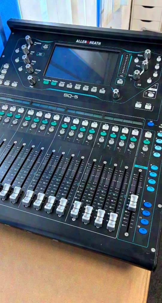Allen&Heath SQ5 console de mixage 48 canaux d’occasion avec quelques plugins sympas