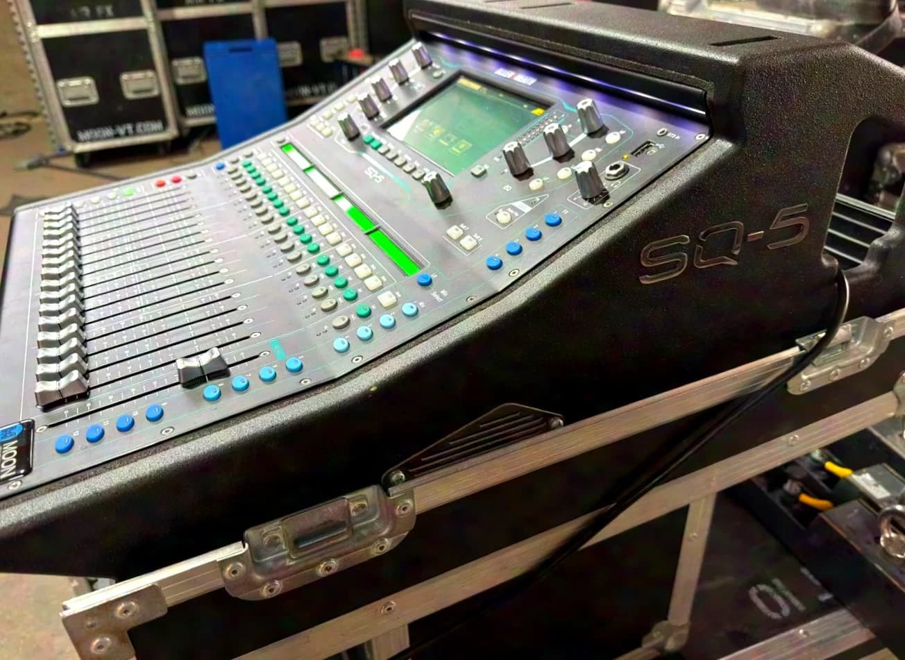 Allen&Heath SQ5 Console de mixage numérique avec flight-case et carte Dante