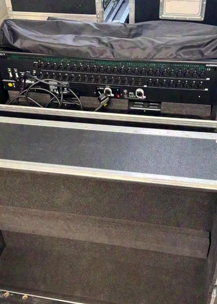 Allen & Heath SQ-7 Set de console de mixage numérique avec flight-case à roulettes et Dust Cover