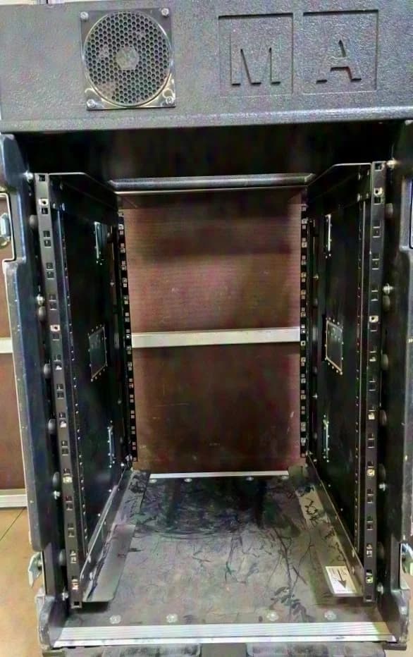 Amptown flight-case rack de gradateurs à trois portes, éventuellement aussi caisse à outils