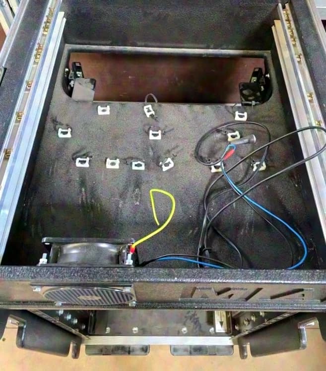 Amptown flight-case rack de gradateurs à trois portes, éventuellement aussi caisse à outils