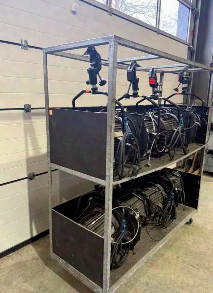 Arri 8x Arri Studio 2000 noir sur Dolly 2kW
