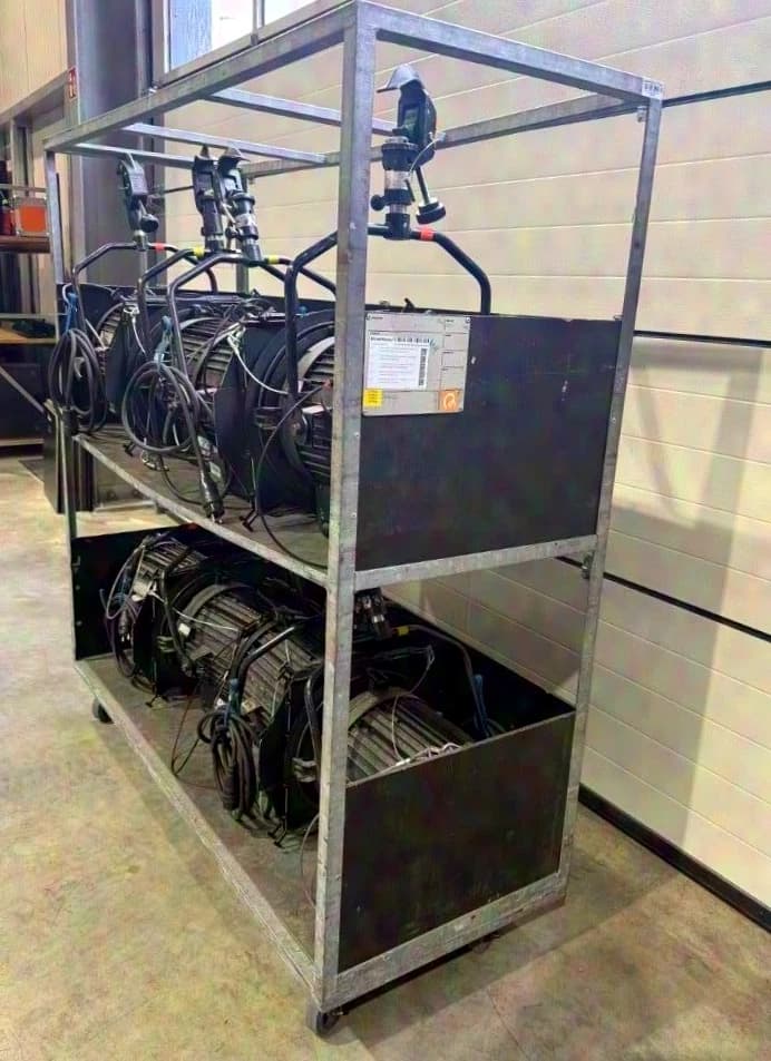 Arri 8x Arri Studio 2000 noir sur Dolly 2kW