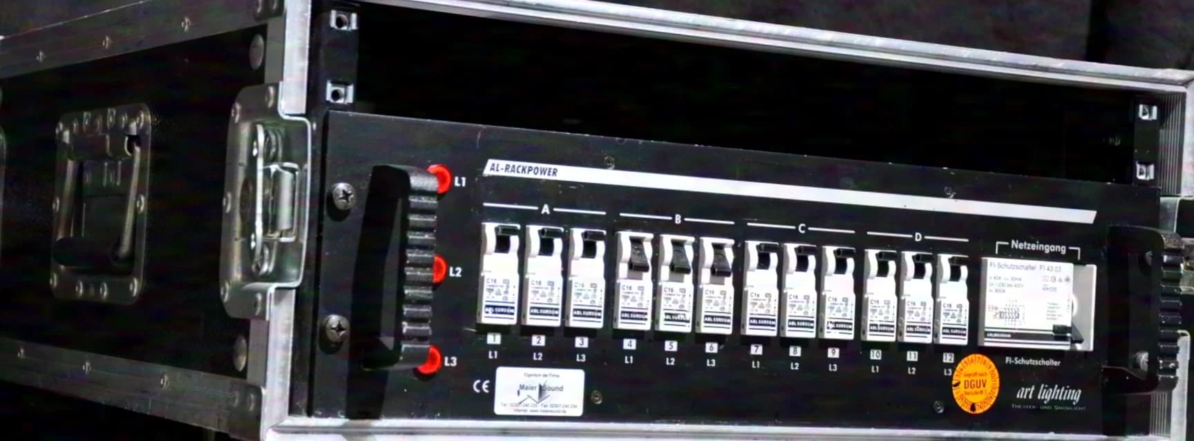 Art Lighting AC32 avec 6 x Schuko et 1 x Harting dans un flight-case Amptown de 4HE
