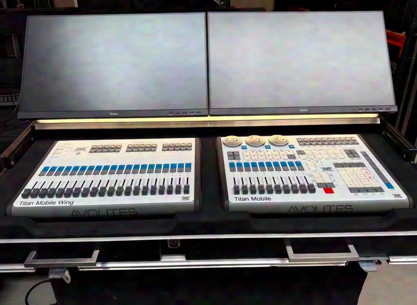 Avolites Titan Mobile + Wing en flight-case Titan Mobile + Wing en flight-case