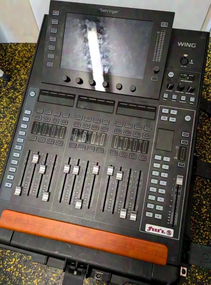 Behringer Wing Compact avec Waves Card DL32 et SKB Case
