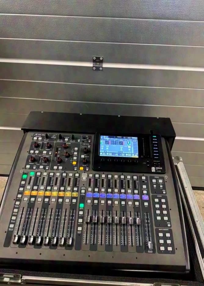 Behringer X32 Compact incl. Thon Case Bundle – très bon état – facture + TVA