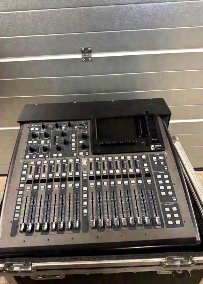 Behringer X32 Compact incl. Thon Case Bundle – très bon état – facture + TVA