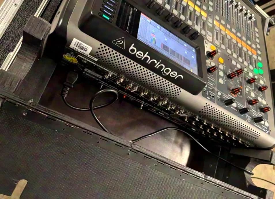Behringer X32 Compact incl. Thon Case Bundle – très bon état – facture + TVA