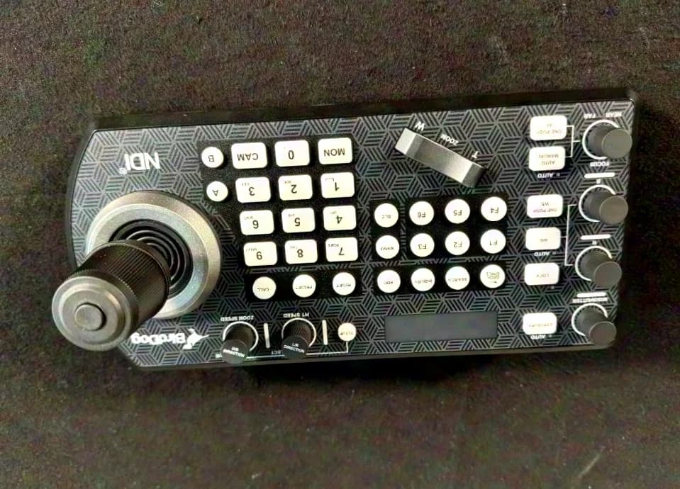 Ensemble de caméras Birddog Eyes P200 et de contrôleur de clavier PTZ