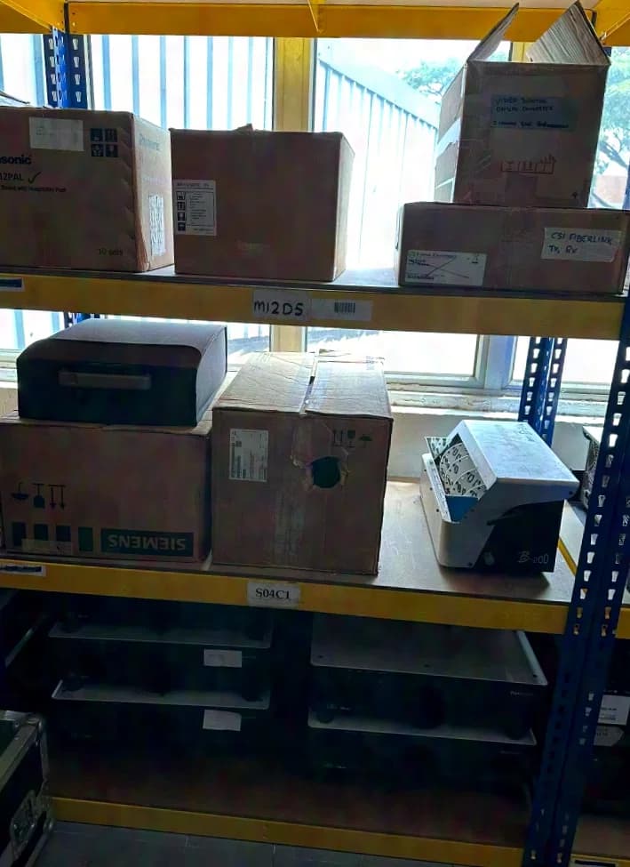 Projecteurs, écrans, extendeurs, matrices de commutation, etc. Christie, Panasonic, DA-LITE, Blackmagic, Extron, ATEN & Kramer