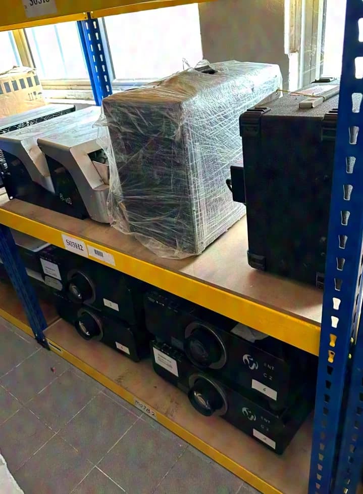 Projecteurs, écrans, extendeurs, matrices de commutation, etc. Christie, Panasonic, DA-LITE, Blackmagic, Extron, ATEN & Kramer