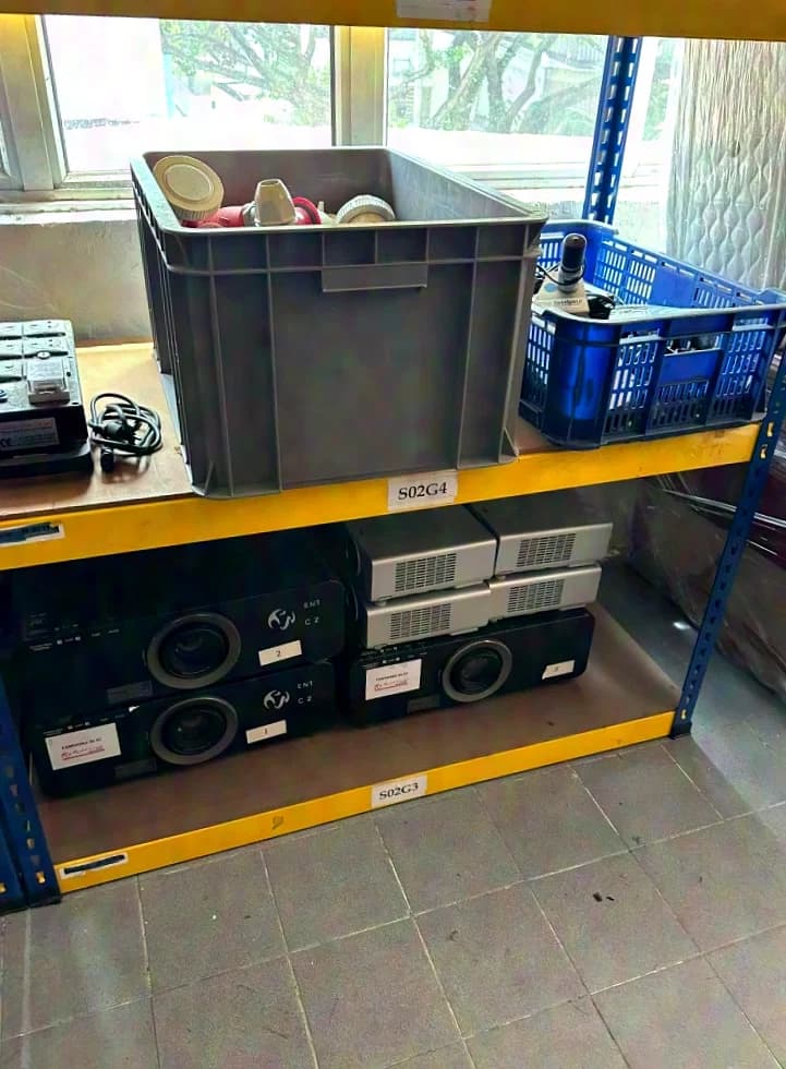 Projecteurs, écrans, extendeurs, matrices de commutation, etc. Christie, Panasonic, DA-LITE, Blackmagic, Extron, ATEN & Kramer