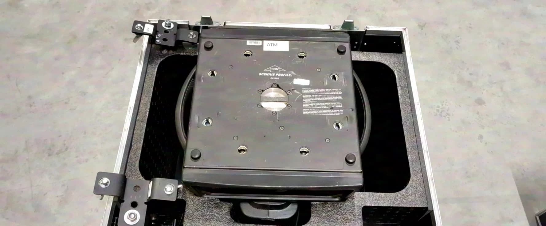 Clay Paky Scenius Profile dans un flight case individuel