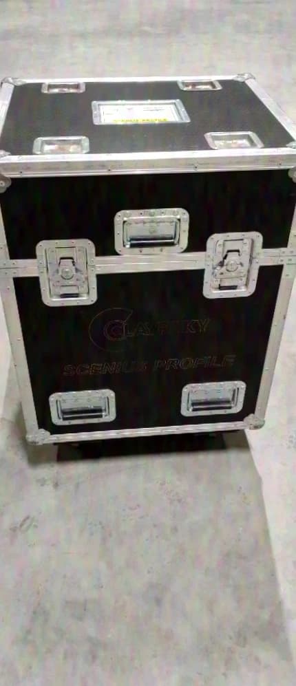 Clay Paky Scenius Profile dans un flight case individuel