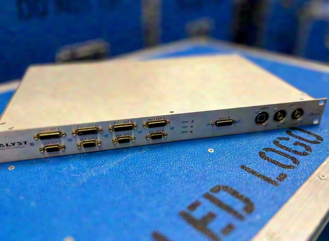 Datapath X4 DVI 1U en Catface (OEM) dans un boîtier 19 pouces