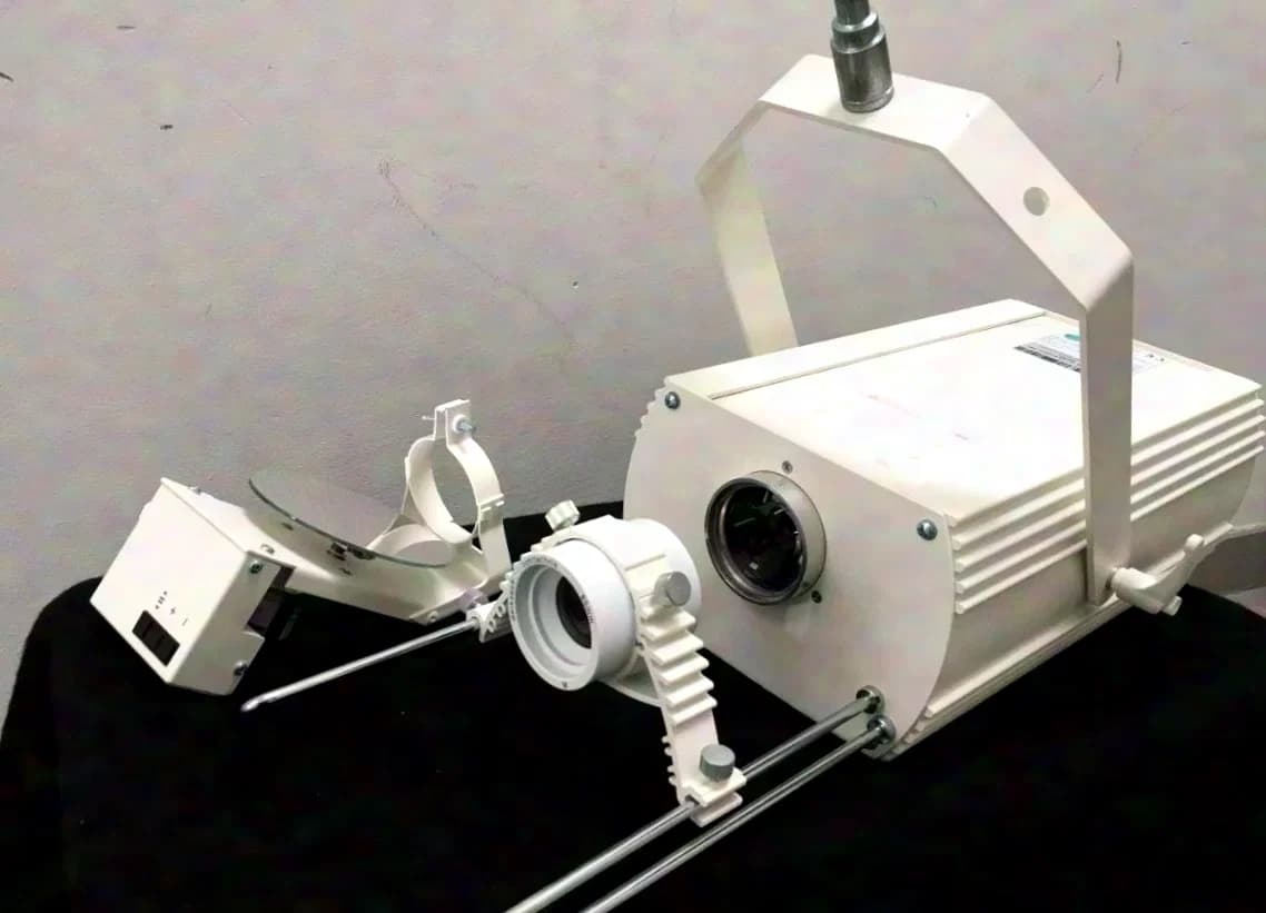 Projecteur de gobos Derksen GL 60 avec objectif et miroir de déviation