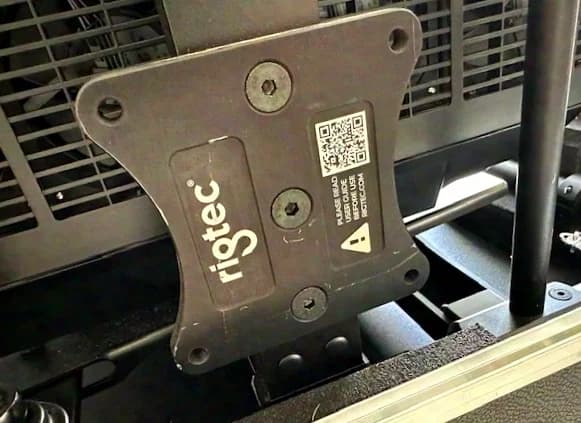 EPSON PQ 2220 (20.000 ANSI, UHD, 12G) dans un cadre de transport et un flight-case, clamp Rigtec inclus !
