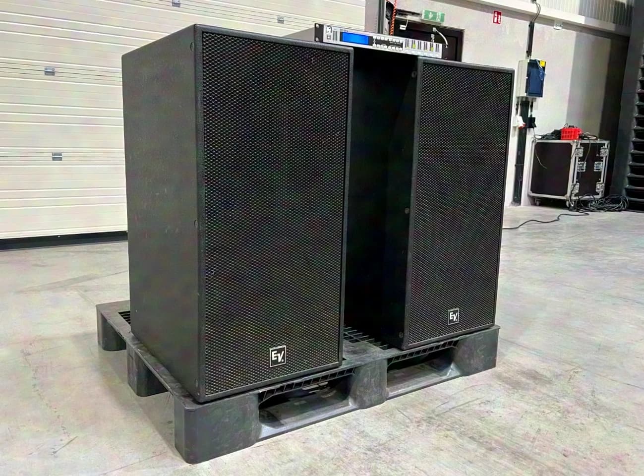 Electro-Voice (EV) : 2x Rx118S 18" subwoofers + 1x processeur DC-One