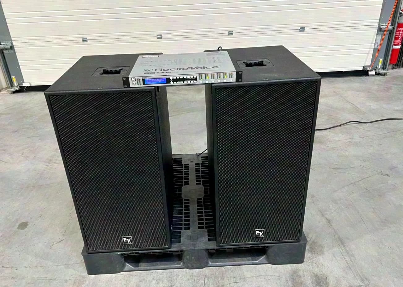 Electro-Voice (EV) : 2x Rx118S 18" subwoofers + 1x processeur DC-One