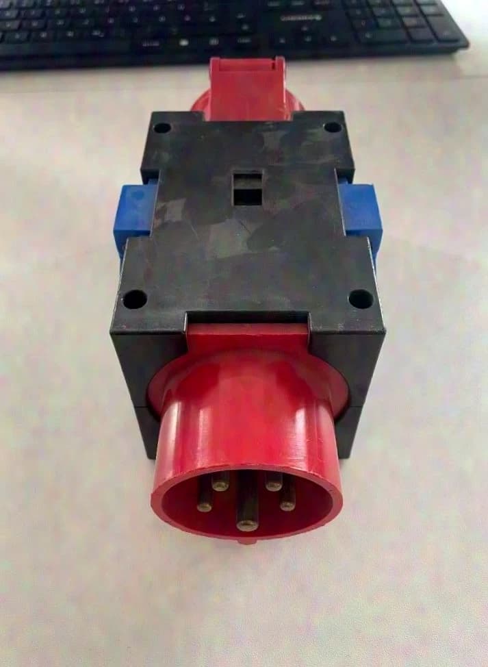 Generic CEE 16A -> 16A, 2x Schuko