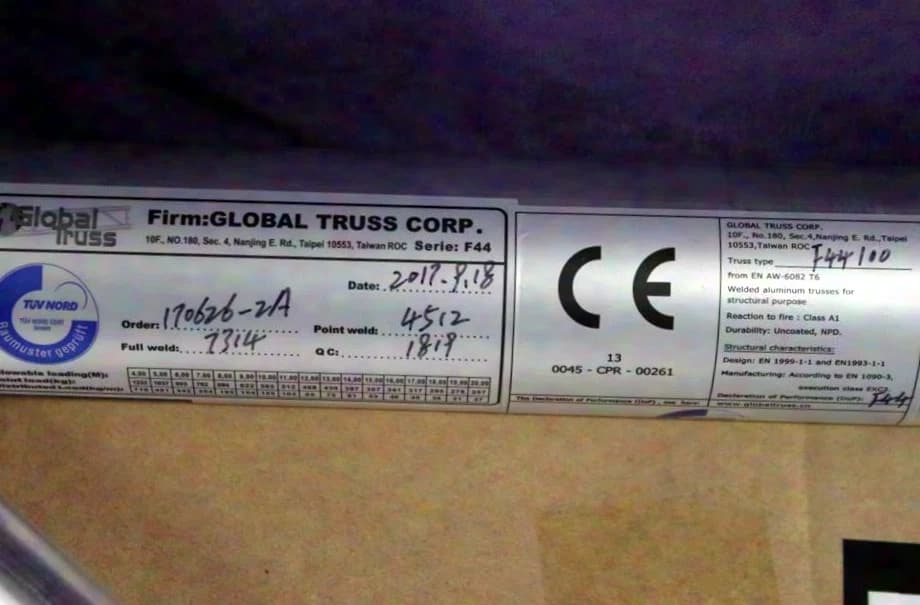 Globaltruss et autres marques Support de vidéoprojecteur Globaltruss F44 + plaque en tôle striée, structure F34