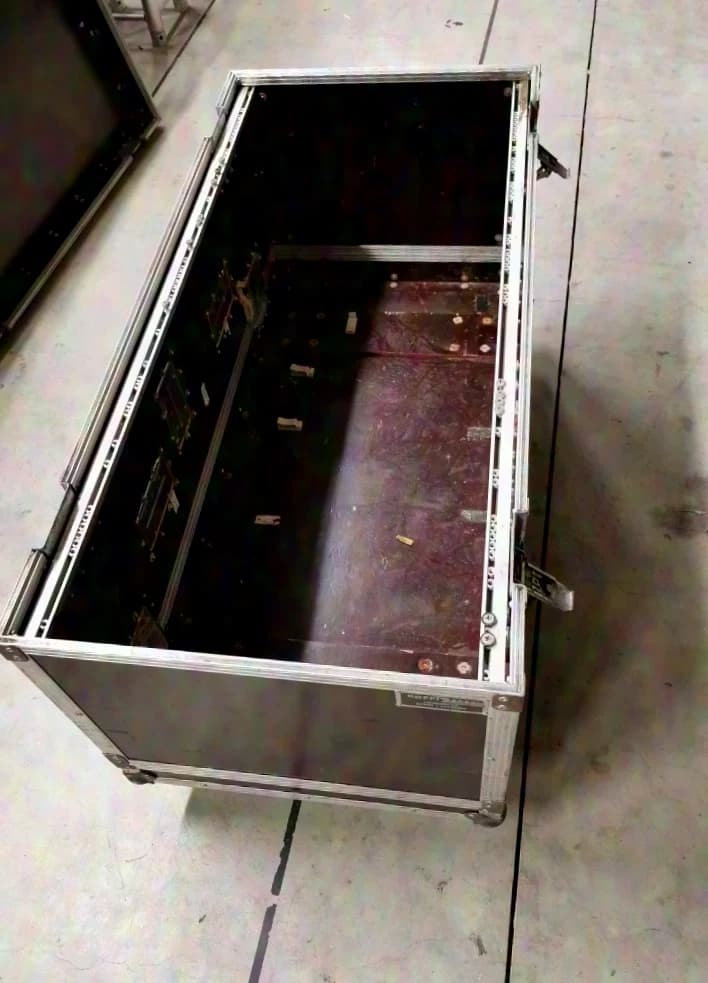 Grand rack latéral 19" ou caisse à câbles