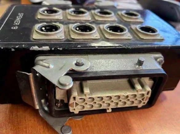 Adaptateur Harting HAN16 vers 8x Speaker