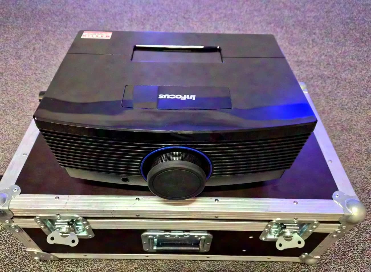 Projecteur InFocus IN5312A, 4000 ANSI-Lumen, en excellent état, Trolley-Case inclus